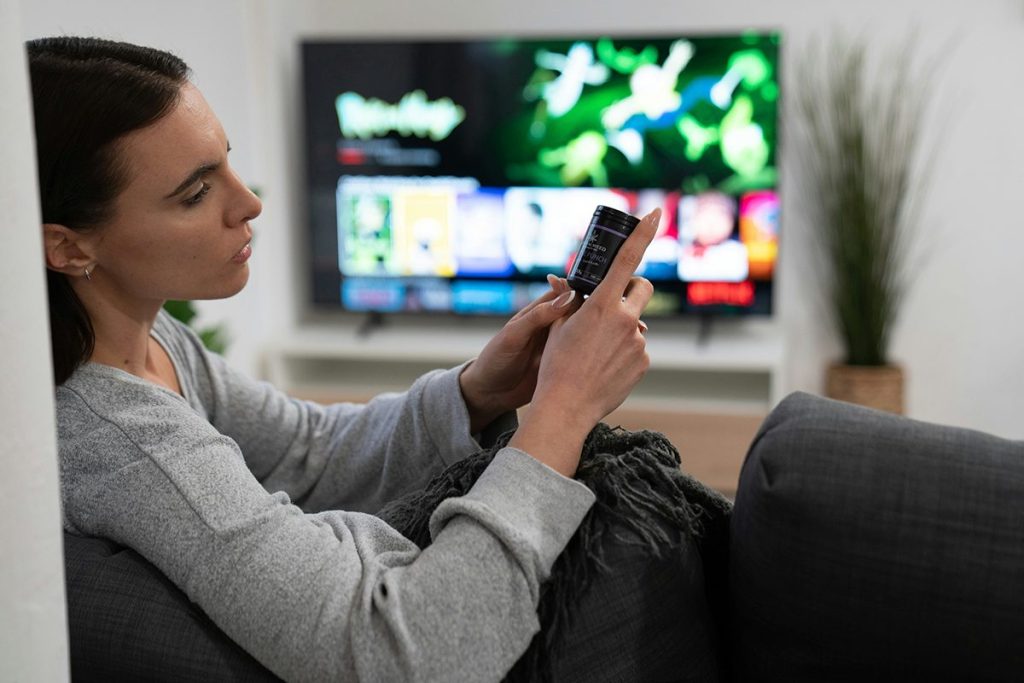 ¿Tu televisor no es compatible con la app de Netflix? Así puedes ver sus series y películas 117 CONECTA UN PORTÁTIL PARA VER NETFLIX