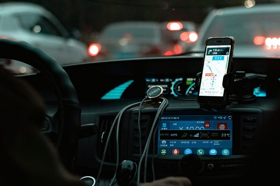 CUIDADO CON LAS MULTAS DE LA DGT AL USAR WHATSAPP EN ANDROID AUTO