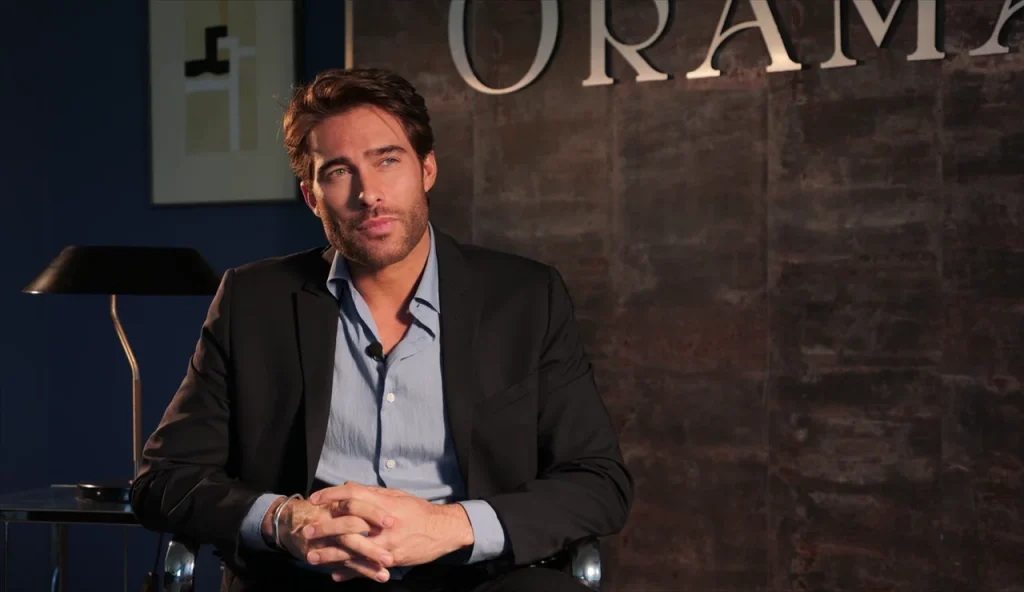 César entra en la casa… y en la cabeza de todos