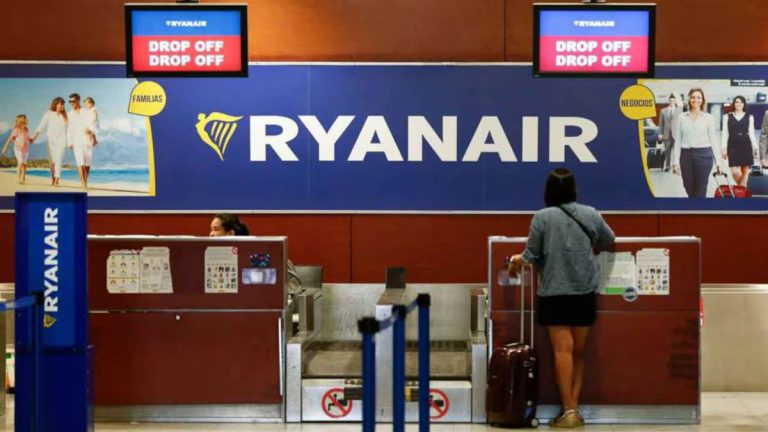 ¿Cuánto encarece el equipaje de mano los billetes de avión? Esta es la media según la OCU