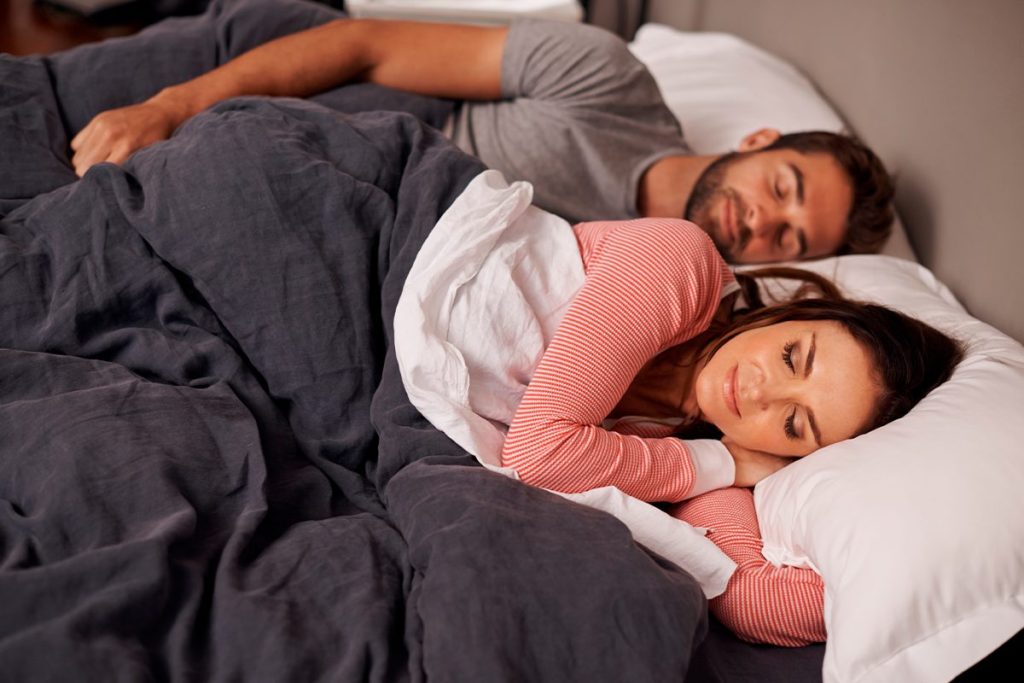 Dormir en pareja tiene estos beneficios, según la ciencia 8 DORMIR EN PAREJA VA MÁS ALLÁ DE UN LUGAR DE INTIMIDAD