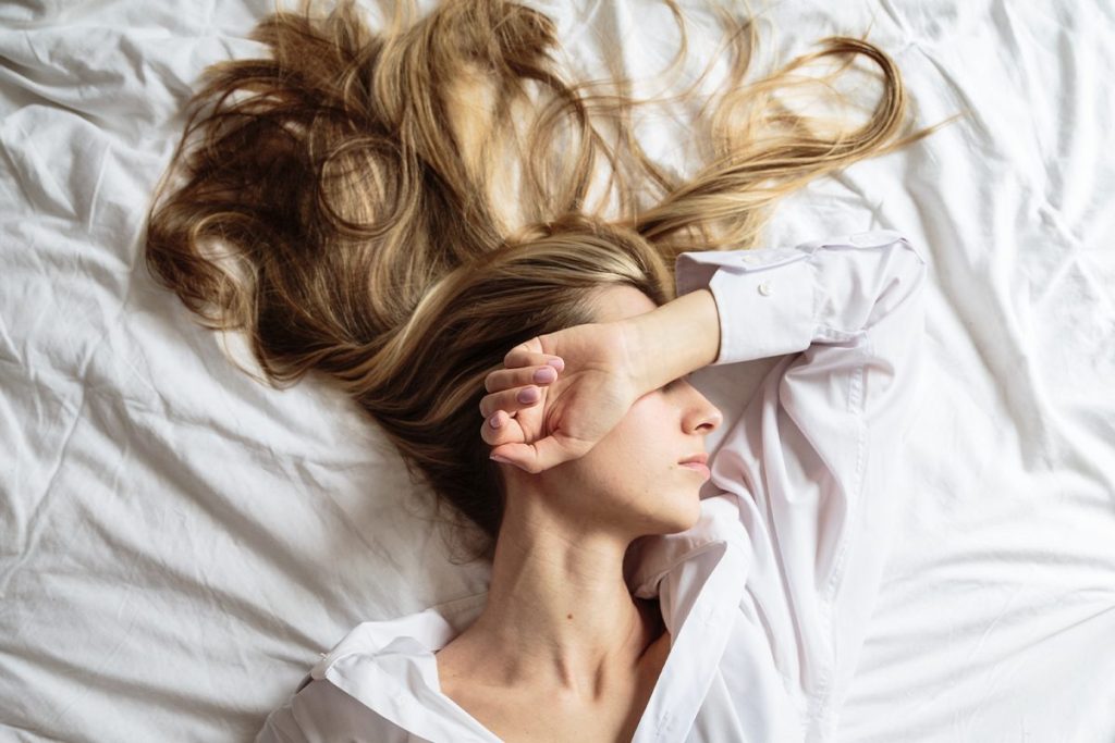 ¿Es mejor dormir de lado o boca arriba? Esto dice la ciencia sobre dormir bien 23 EL ERROR MÁS FRECUENTE AL DORMIR