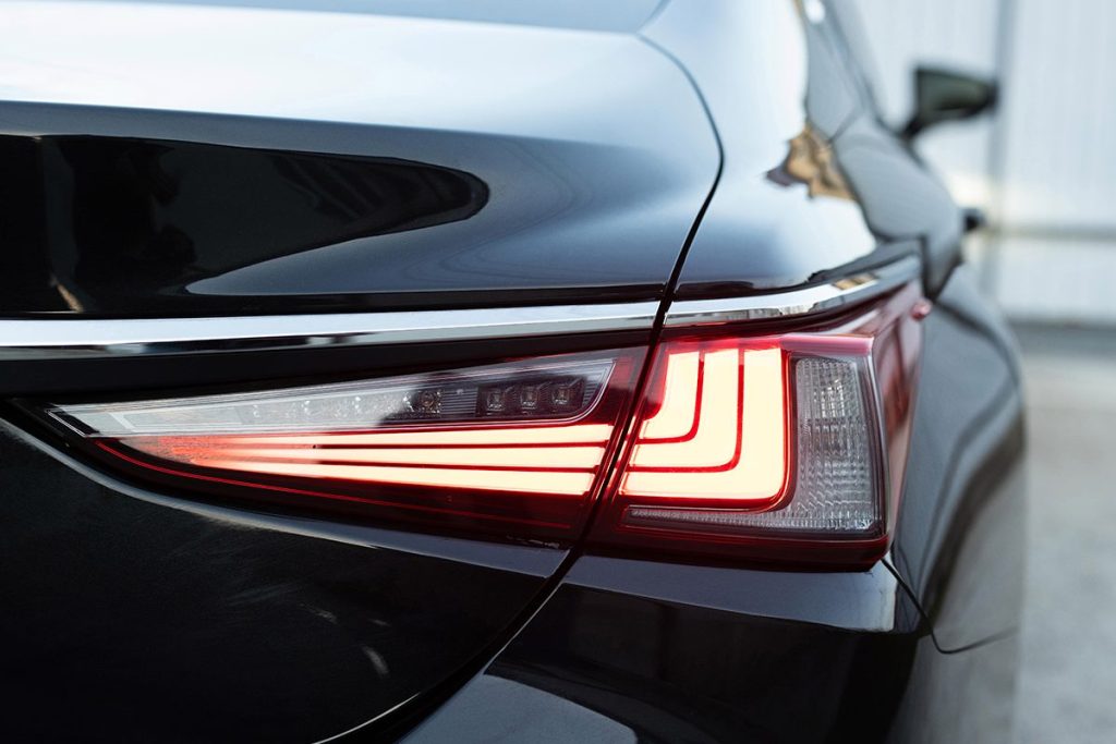 EL USO DEL MÓVIL AL VOLANTE DEL COCHE ESTÁ PROHIBIDO