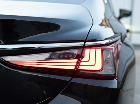 EL USO DEL MÓVIL AL VOLANTE DEL COCHE ESTÁ PROHIBIDO EL USO DEL MÓVIL AL VOLANTE DEL COCHE ESTÁ PROHIBIDO