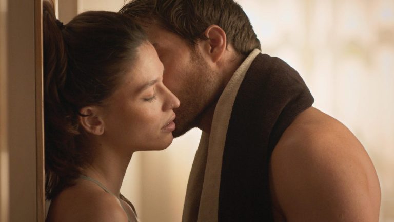 El primer paso hacia lo inevitable entre Amanda y Cesar en 'La Encrucijada' 