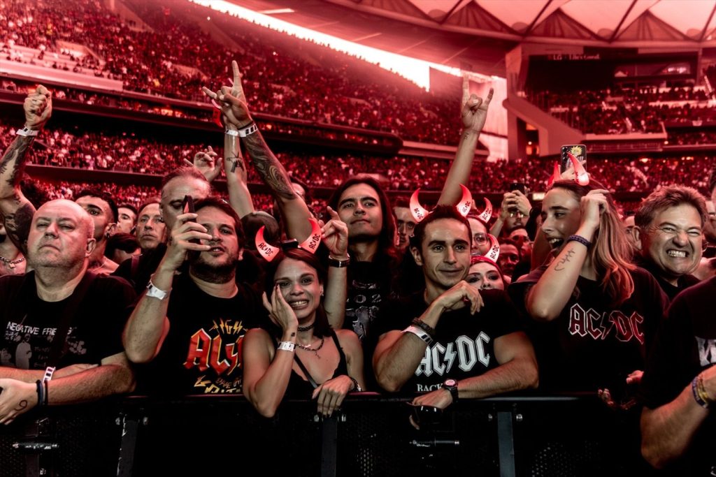 AC/DC vuelve a brillar en Madrid a pesar del horroroso sonido del Metropolitano 2 EuropaPress 6854618 fans banda australiana ac dc concierto ac dc estadio wanda metropolitano 12