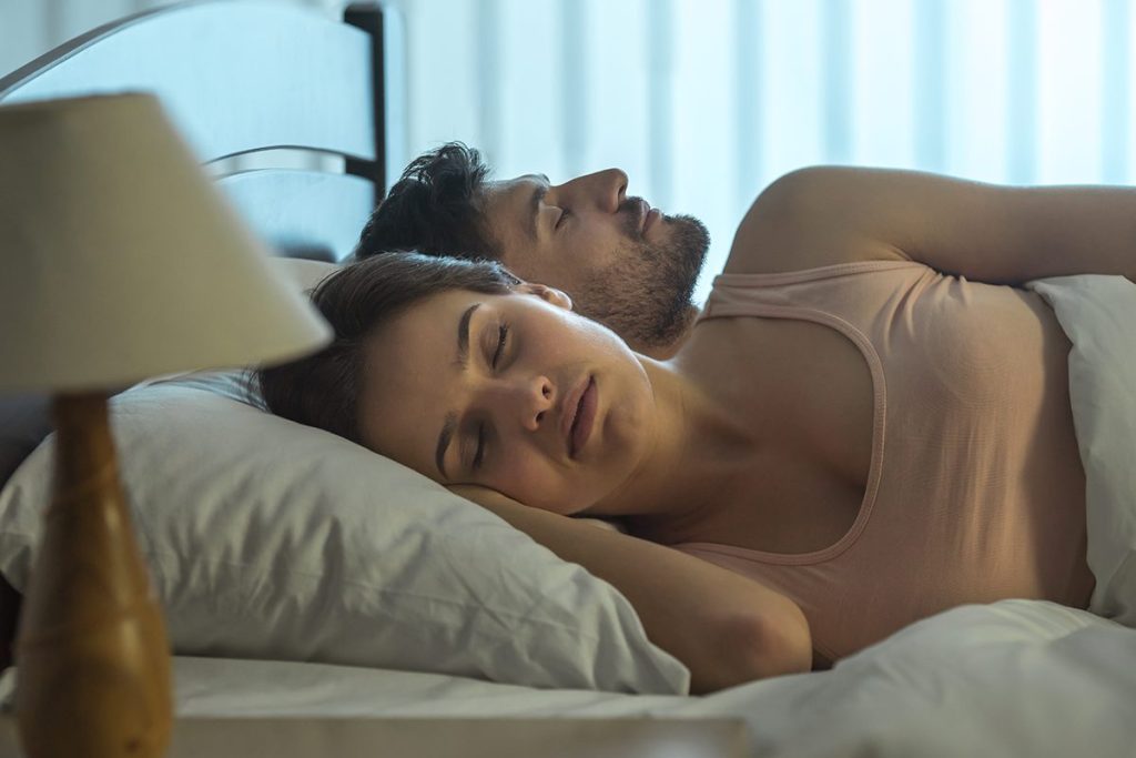 Dormir en pareja tiene estos beneficios, según la ciencia 12 FORTALECIMIENTO DEL VÍNCULO EMOCIONAL POR DORMIR EN PAREJA