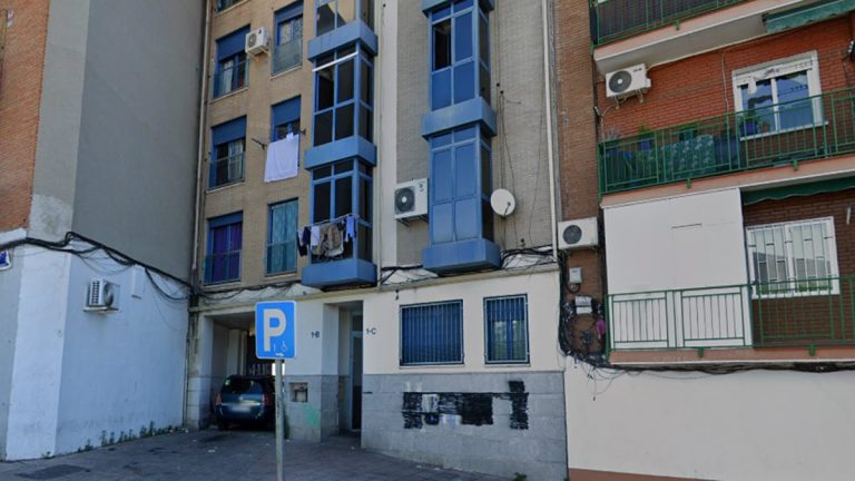 Fin a los okupas del 'edificio azul' de Vallecas: dinero de por medio, un arrestado y solo un inquilino pagando