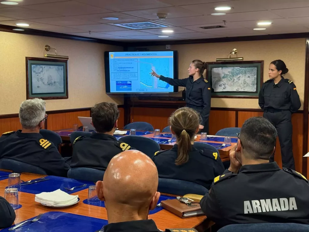 Formación militar con munición real y responsabilidades crecientes