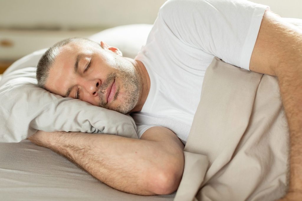 ¿Es mejor dormir de lado o boca arriba? Esto dice la ciencia sobre dormir bien 18 LA MEJOR POSTURA PARA DORMIR