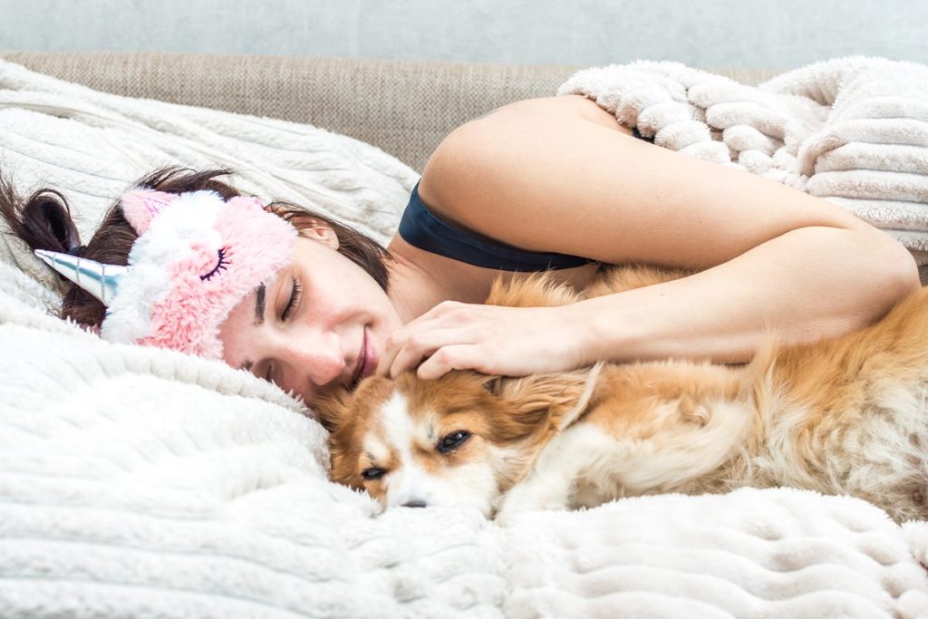 LO QUE DICE LA CIENCIA SOBRE DORMIR CON EL PERRO