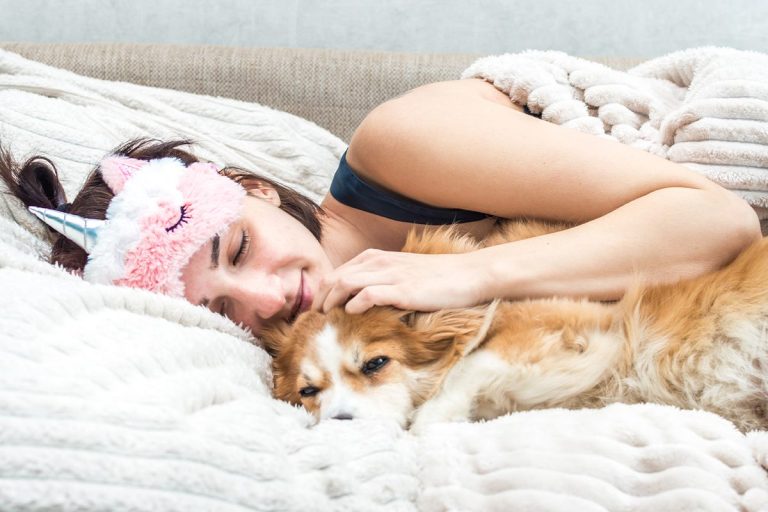 Dormir con el pelo recogido o suelto: el error que estás cometiendo según tu tipo de cabello