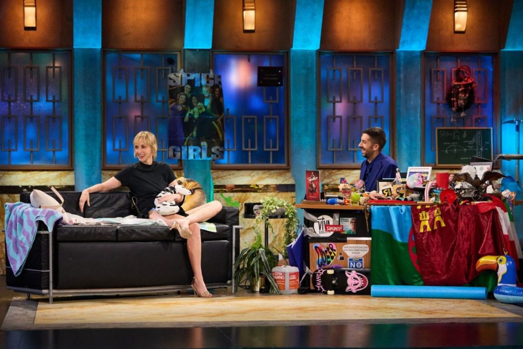 'La Revuelta' descoloca a Broncano con un dardo sobre su novia mientras la audiencia carga contra su caótica semana extra 33 La Revuelta y Broncano sin regalo y con pulla incluida