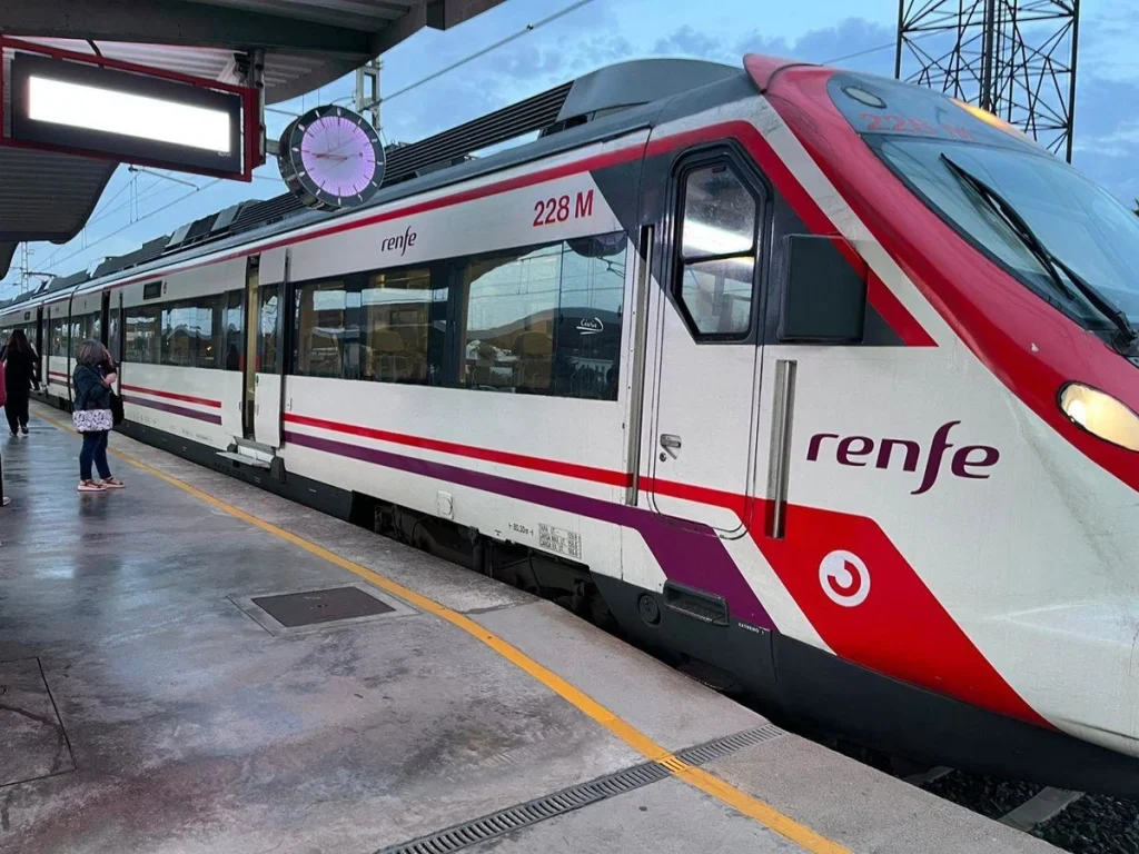 La odisea de viajar: Renfe Cercanías vuelve a cobrar el abono mientras suben el pan, el alquiler... y el calor