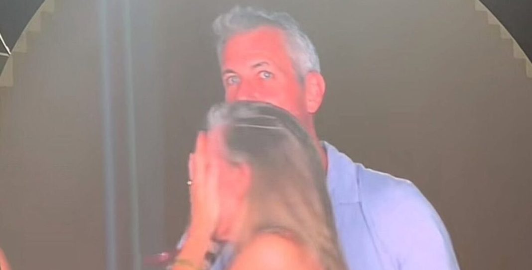 Las consecuencias reales del momento viral del «kiss cam» en el concierto de Coldplay 