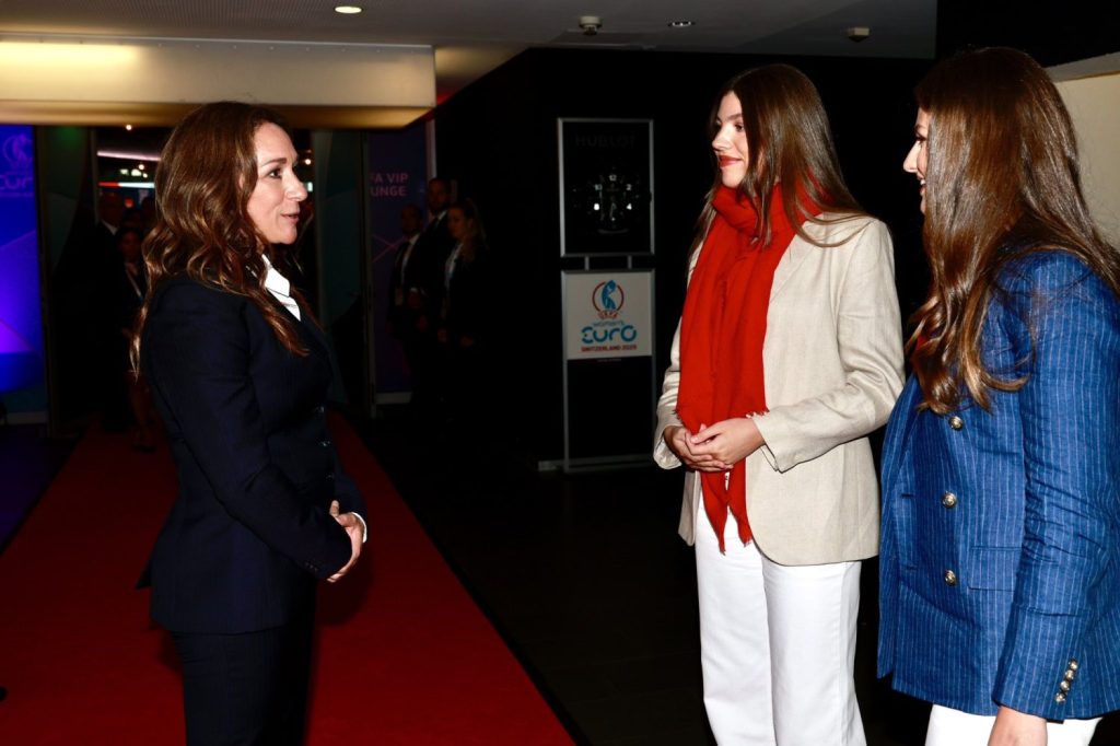 Leonor y Sofía coinciden con el príncipe Guillermo en Suiza en una final con cuentas pendientes 69 Leonor y Sofía se mostraron entusiastas por estar en la Eurocopa femenina