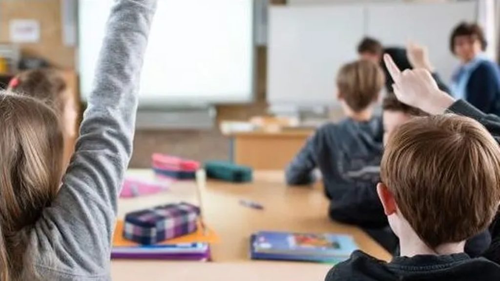 "Usan vaporizadores": Los padres claman al cielo por el calvario de los colegios de Madrid 1 Un aula de un colegio