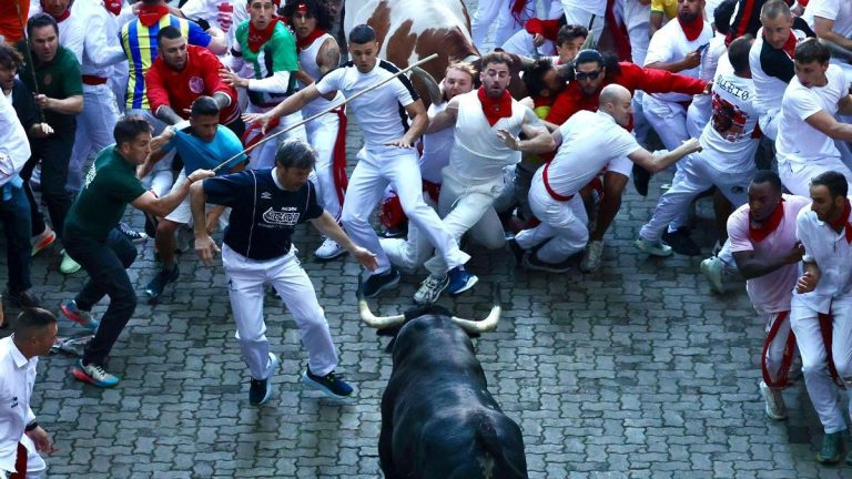 Los 'tiktokers' ponen en peligro la vida de los corredores en San Fermín