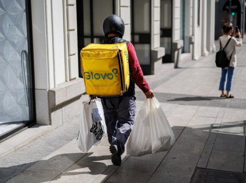 Los tribunales dan aire a Glovo pese a la 'Ley Rider' y frustran el intento de Just Eat Los tribunales dan aire a Glovo pese a la 'Ley Rider' y frustran el intento de Just Eat