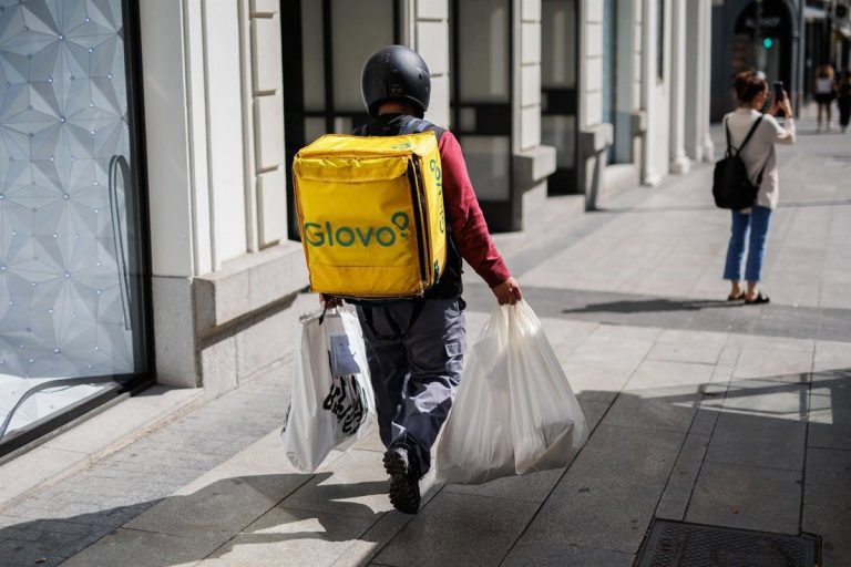 Los tribunales dan aire a Glovo pese a la 'Ley Rider' y frustran el intento de Just Eat