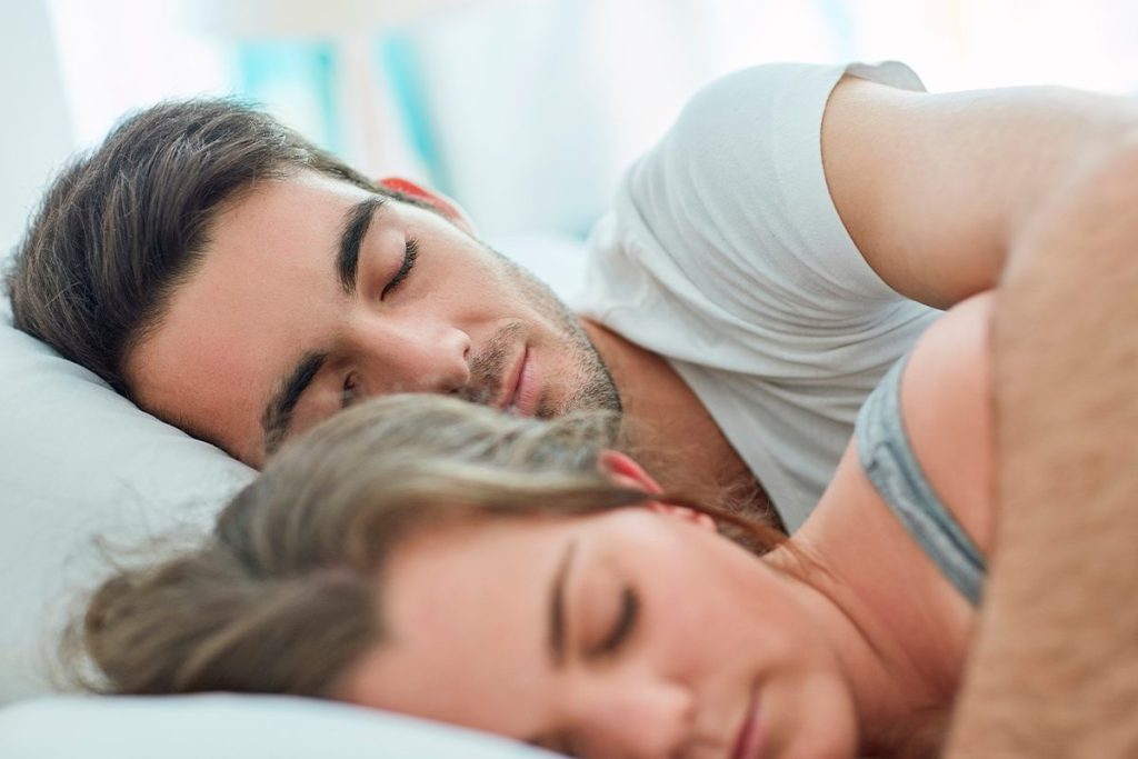 Dormir en pareja tiene estos beneficios, según la ciencia 14 MEJORA DE LA SALUD CARDIOVASCULAR POR DORMIR EN PAREJA