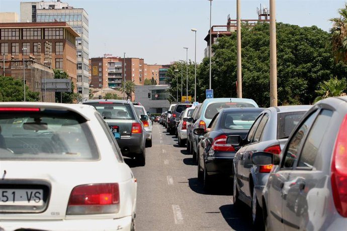 Un coche, dos personas: la propuesta que estudia la DGT para descongestionar las ciudades