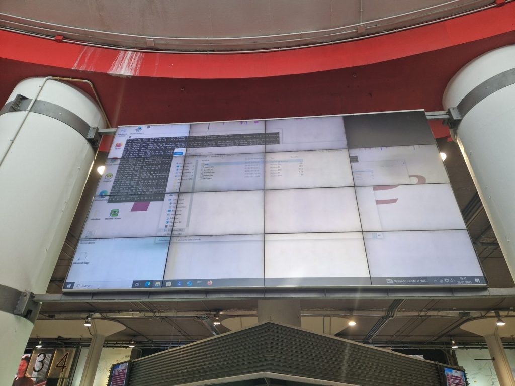 La pantalla principal del Cercanías en Atocha, sin mostrar información