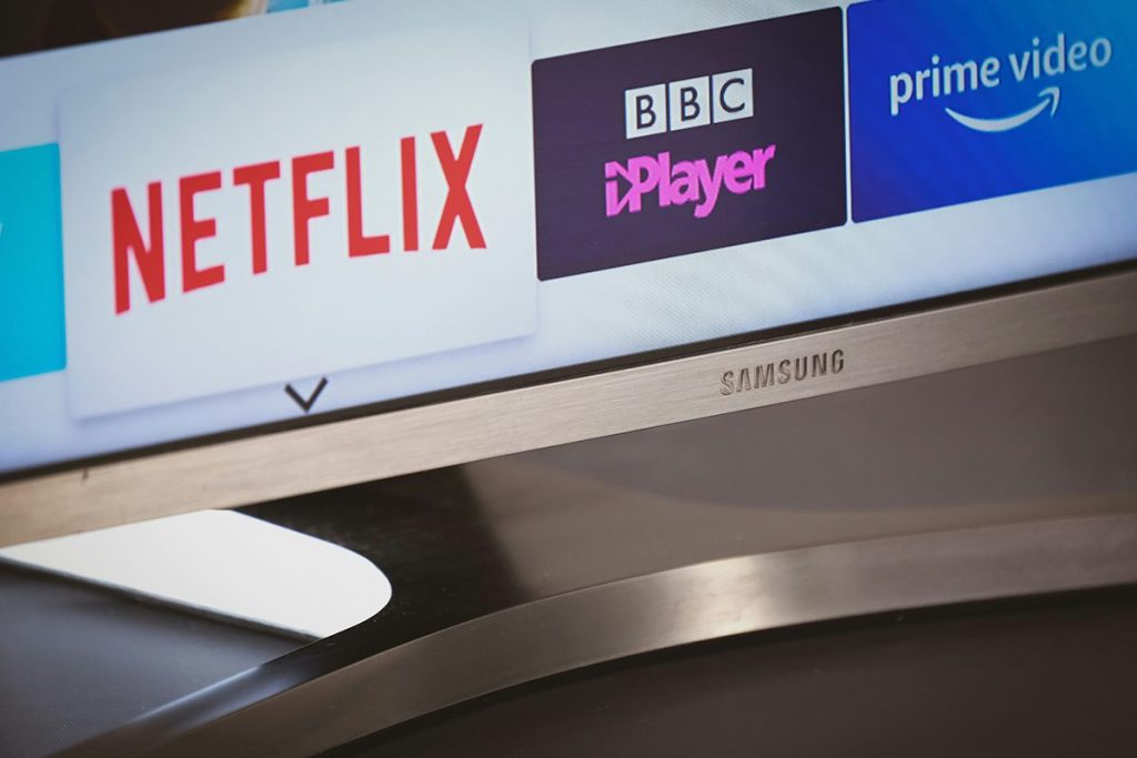 ¿Tu televisor no es compatible con la app de Netflix? Así puedes ver sus series y películas 118 SIGUE DISFRUTANDO DE NETFLIX