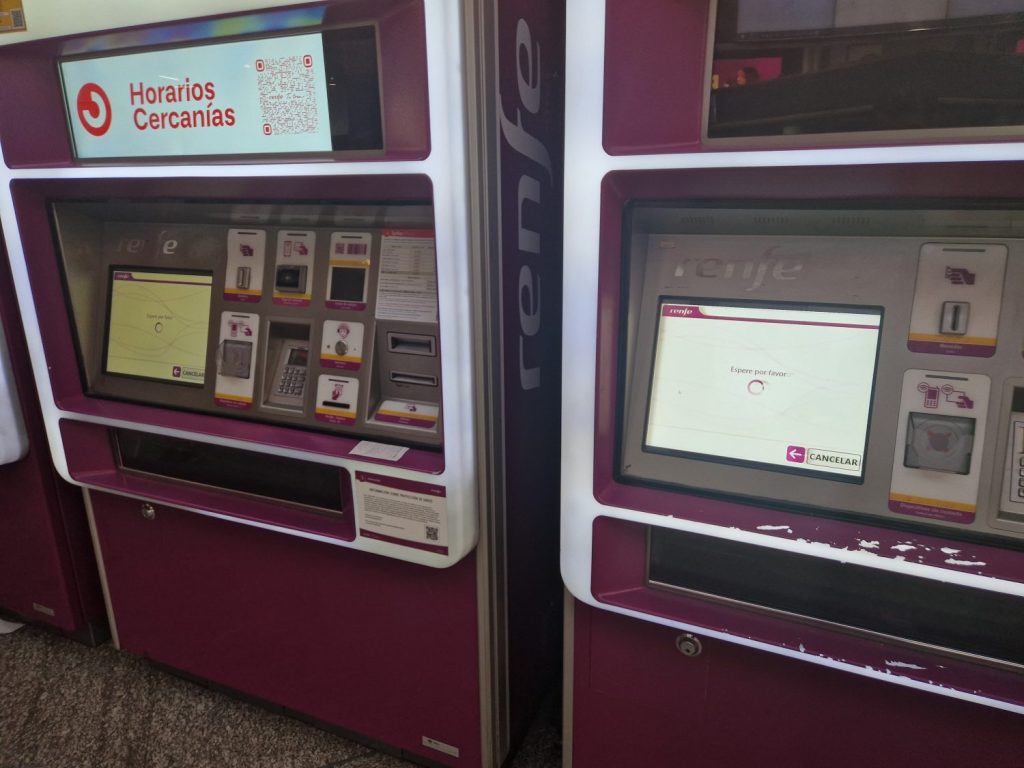 Terminales de compra de billetes bloqueados en la estación de Atocha