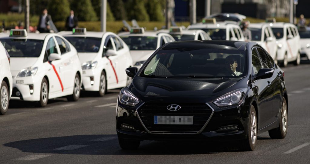 Un VTC adelantando a una hilera de taxistas