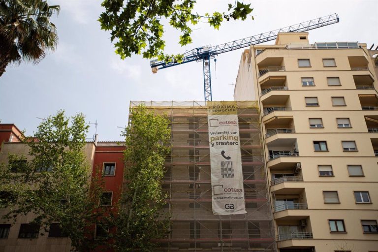 Un asalariado medio en España necesita 52 años de sueldo para comprar una vivienda: UGT exige subidas salariales urgentes