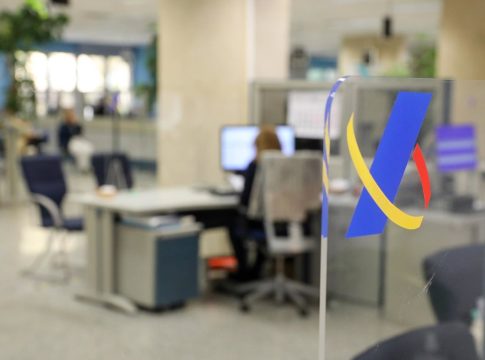 Una empleada trabaja en una oficina de la Agencia Tributaria, Hacienda Una empleada trabaja en una oficina de la Agencia Tributaria, Hacienda