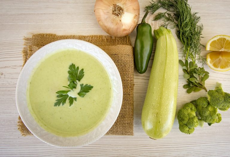 Crema de verduras con proteína: el detalle del huevo o queso que evita que parezca poca cena