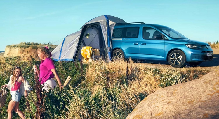 Dormir en el coche es ilegal y esta es la multa que te pueden poner 2 dormir en el coche multa acampar dgt