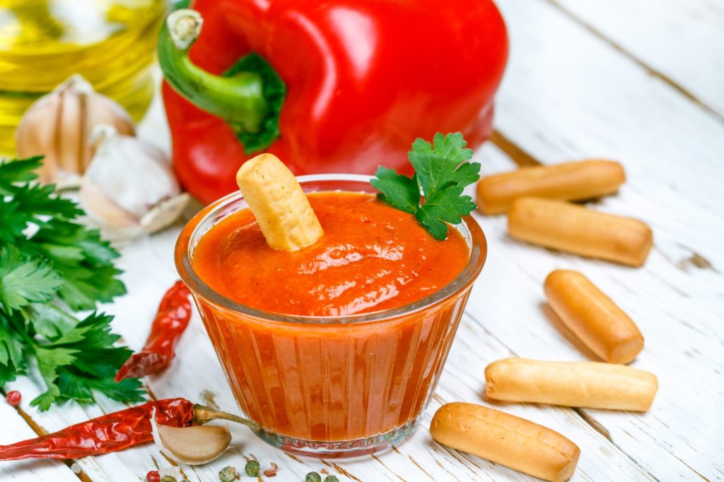 Así se prepara un gazpacho sin pan ni pepino del chef Dani García que potencia el sabor del tomate al 100% 138 SERVIR Y DISFRUTAR: LA PUESTA EN ESCENA DE UN PLATO EMBLEMÁTICO