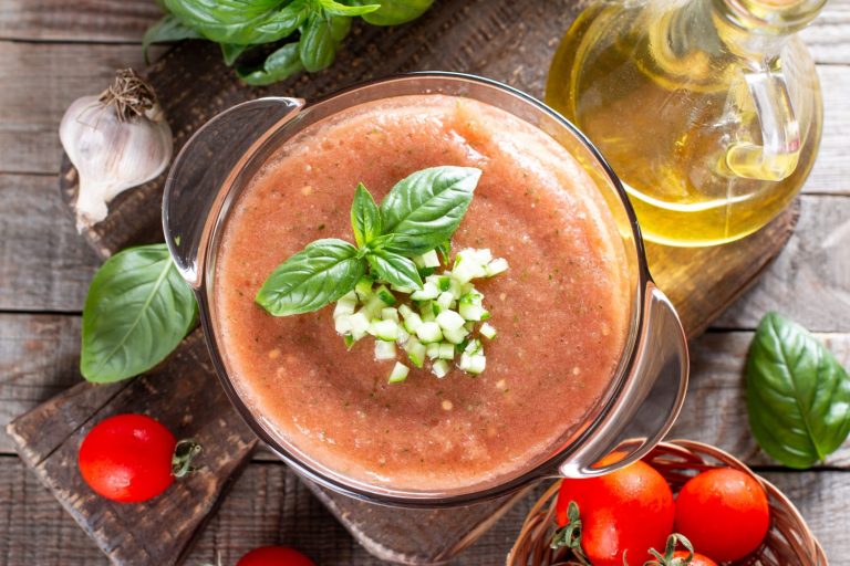 El error que arruina el gazpacho: por qué nunca debes licuar el pepino con el resto de verduras