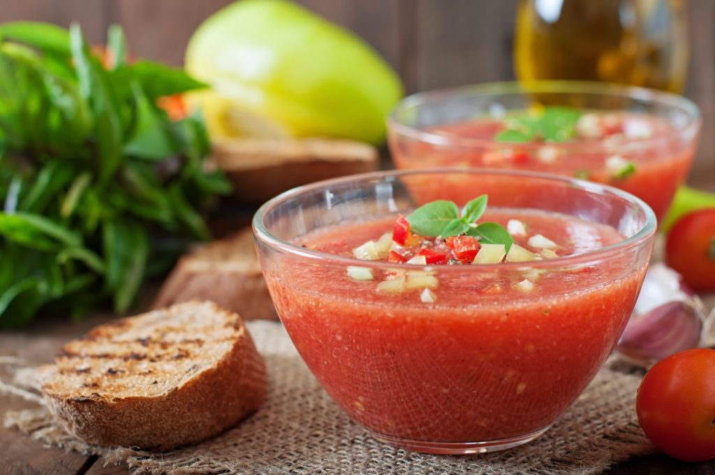 Así se prepara un gazpacho sin pan ni pepino del chef Dani García que potencia el sabor del tomate al 100% 136 gazpacho freepik 11111111111