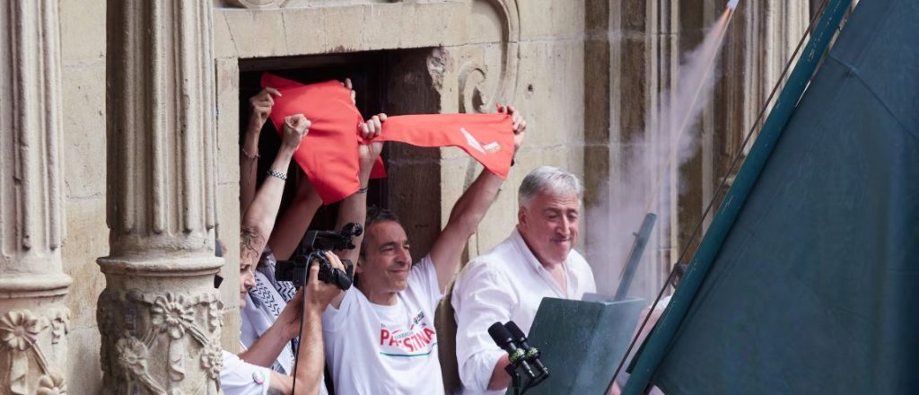 Sanfermines dio inicio a su fiesta marcada por el simbolismo político