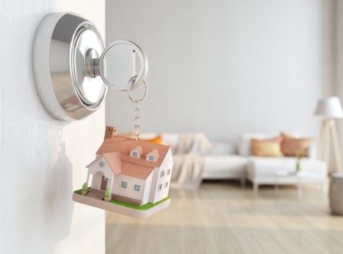 llave-de-casa-y-modelo-de-casa-con-fondo-de-sala-de-estar-concepto-para-agente-inmobiliario llave-de-casa-y-modelo-de-casa-con-fondo-de-sala-de-estar-concepto-para-agente-inmobiliario