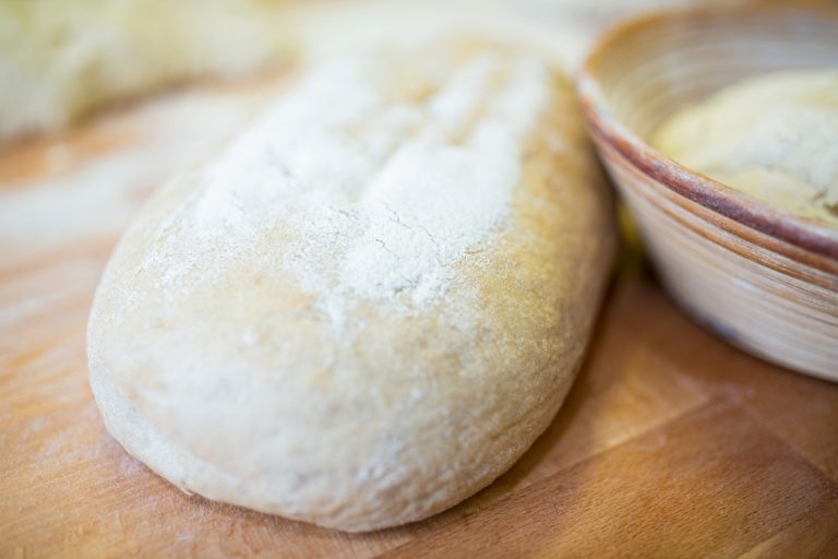 Este es el ingrediente que añaden los panaderos profesionales a la masa para un pan con una corteza más crujiente y dorada