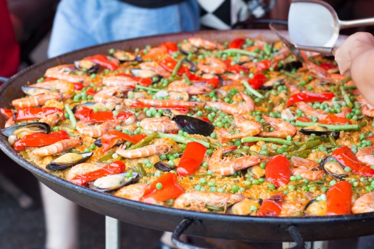 La paella valenciana original no lleva marisco: estos son los 10 ingredientes canónicos y el secreto del 'socarrat'