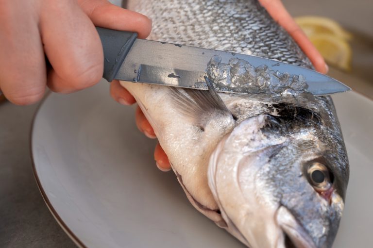 La 'salmuera seca' para el pescado al horno: el secreto para que quede jugoso por dentro y con la piel crujiente
