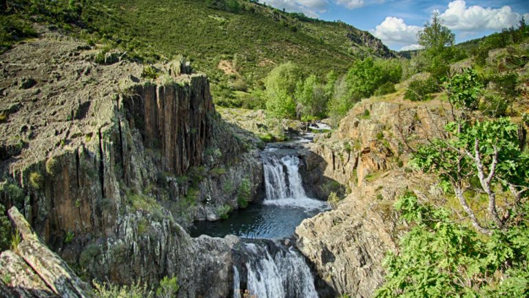 La cascada de 50 metros de altura a la que puedes llegar en coche y que se congela en invierno creando un espectáculo único
