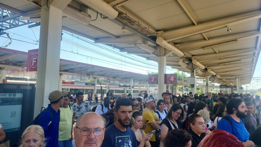 Aglomeraciones en la estación de Renfe Cercanías de Villaverde Alto