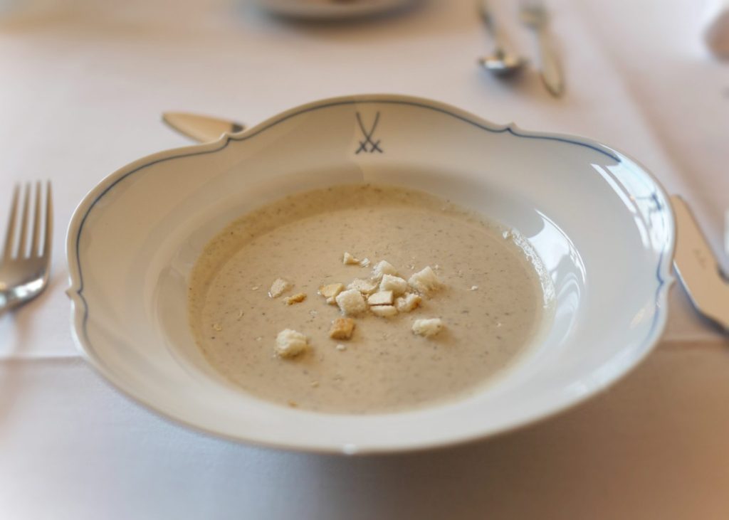 EL PASO CLAVE: LOGRAR EL HUEVO ESCALFADO PERFECTO EN LA SOPA DE AJO