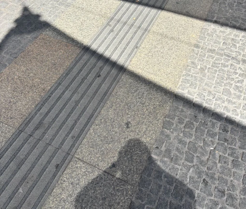Sombra de los toldos de la Puerta del Sol