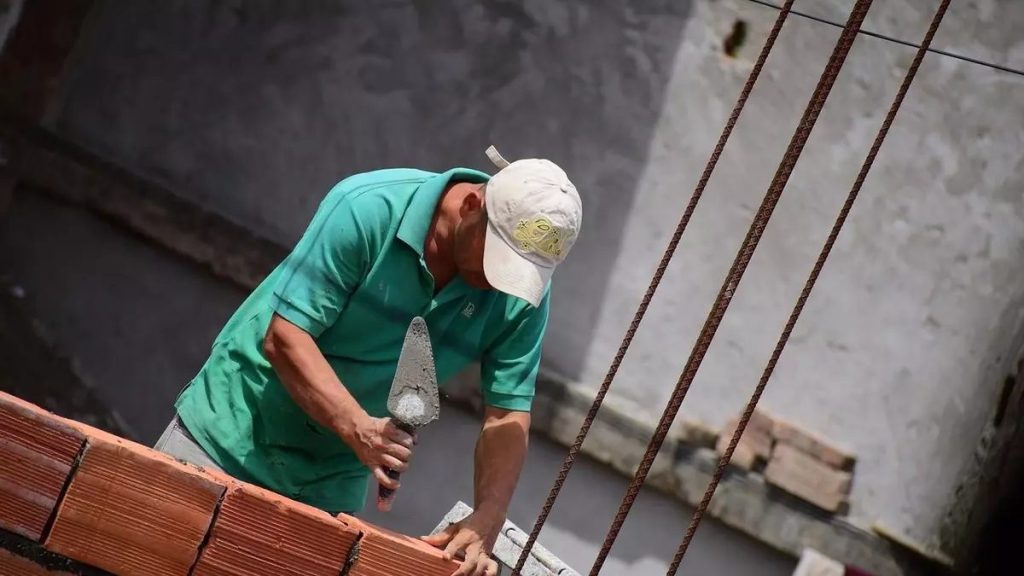 trabajador albañil construcción españa
