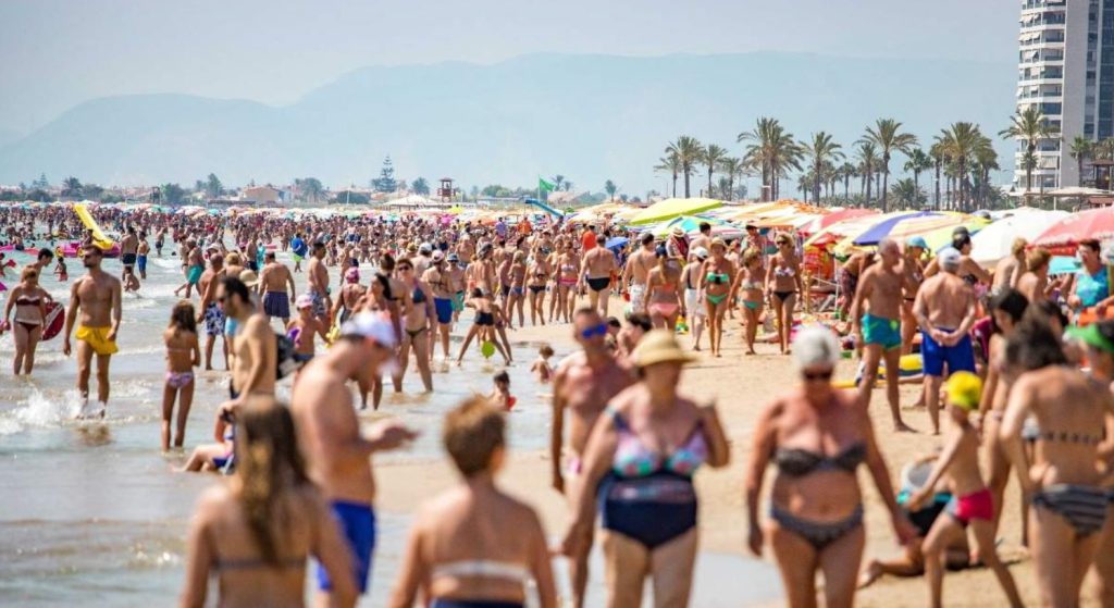 Chulos, prepotentes y sabelotodos: La «madrileñofobia» encabeza el ránking del turismo interior en España 97 Turistas madrileños en las playas españolas