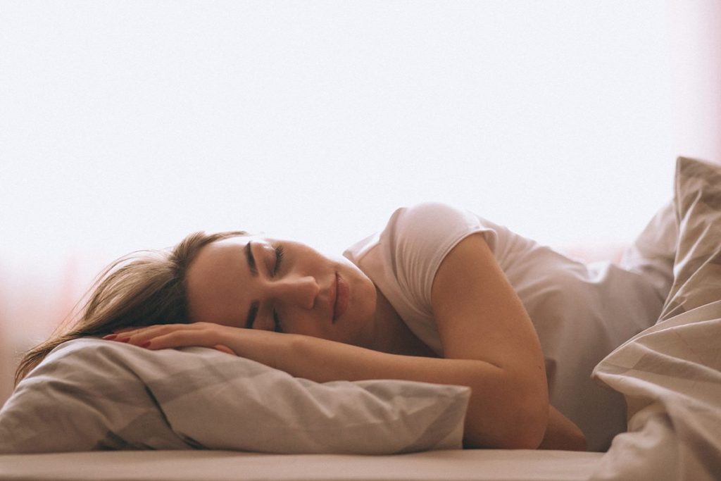 ¿Es mejor dormir de lado o boca arriba? Esto dice la ciencia sobre dormir bien 21 ¿CUÁL ES LA MEJOR POSTURA PARA DORMIR BIEN?