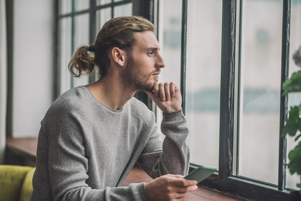 La ciencia explica cómo son las personas que hablan solas 20 ¿QUÉ LES PASA A LAS PERSONAS QUE HABLAN SOLAS TODO EL TIEMPO?